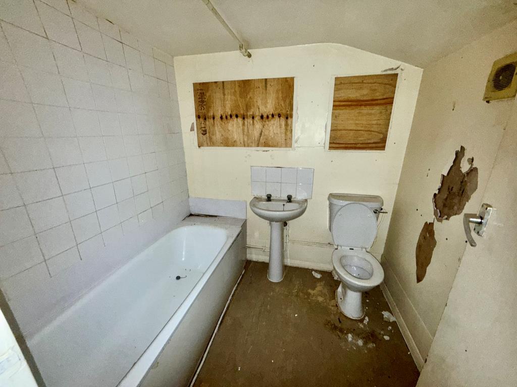 Lot: 123 - TERRACED HOUSE FOR REFURBISHMENT - Bathroom with W.C.
